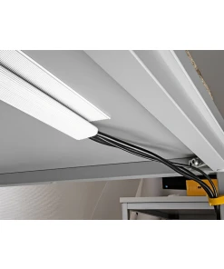 תעלה דקורטיבית לכבלים עם פס דבק להרכבה מתחת לשולחן אורך 40 ס