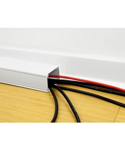 תעלת דריכה מרובעת PVC דקורטיבית לכבלים עם פס דבק צבע לבן אורך 1 מטר DELOCK | 20721