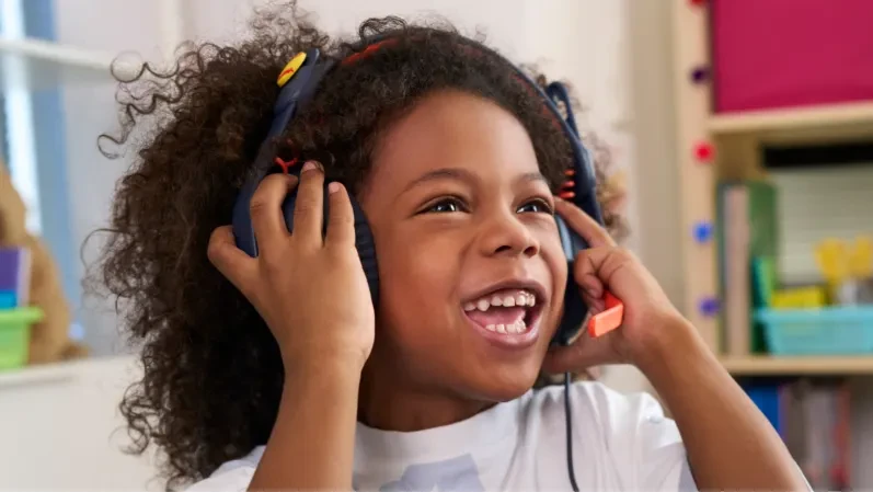 אוזניות מקצועיות לילדים כולל מיקרופון חיבור AUX/USB/USB-C אלחוטי Logitech | Zone Learn